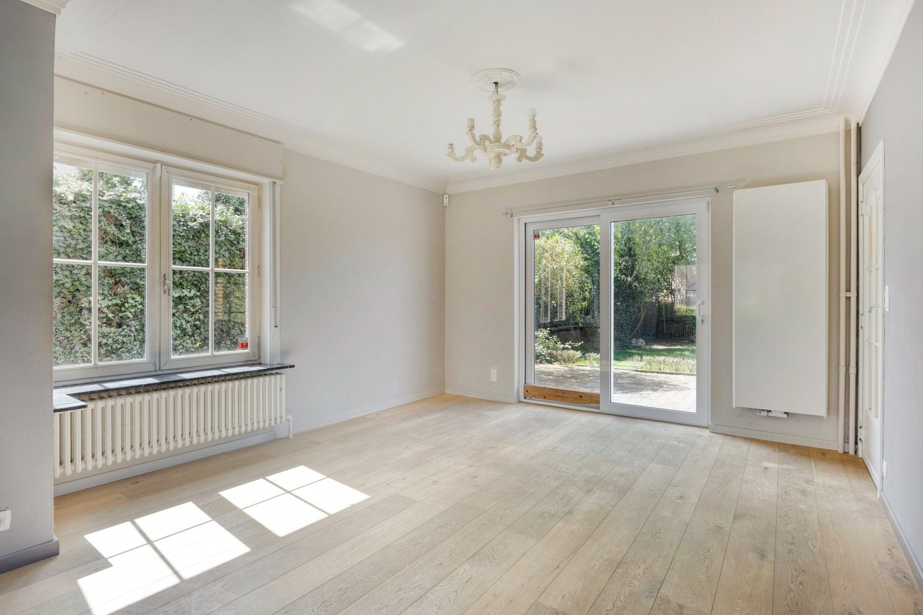 Karaktervolle woning met terras en grote tuin. foto 10