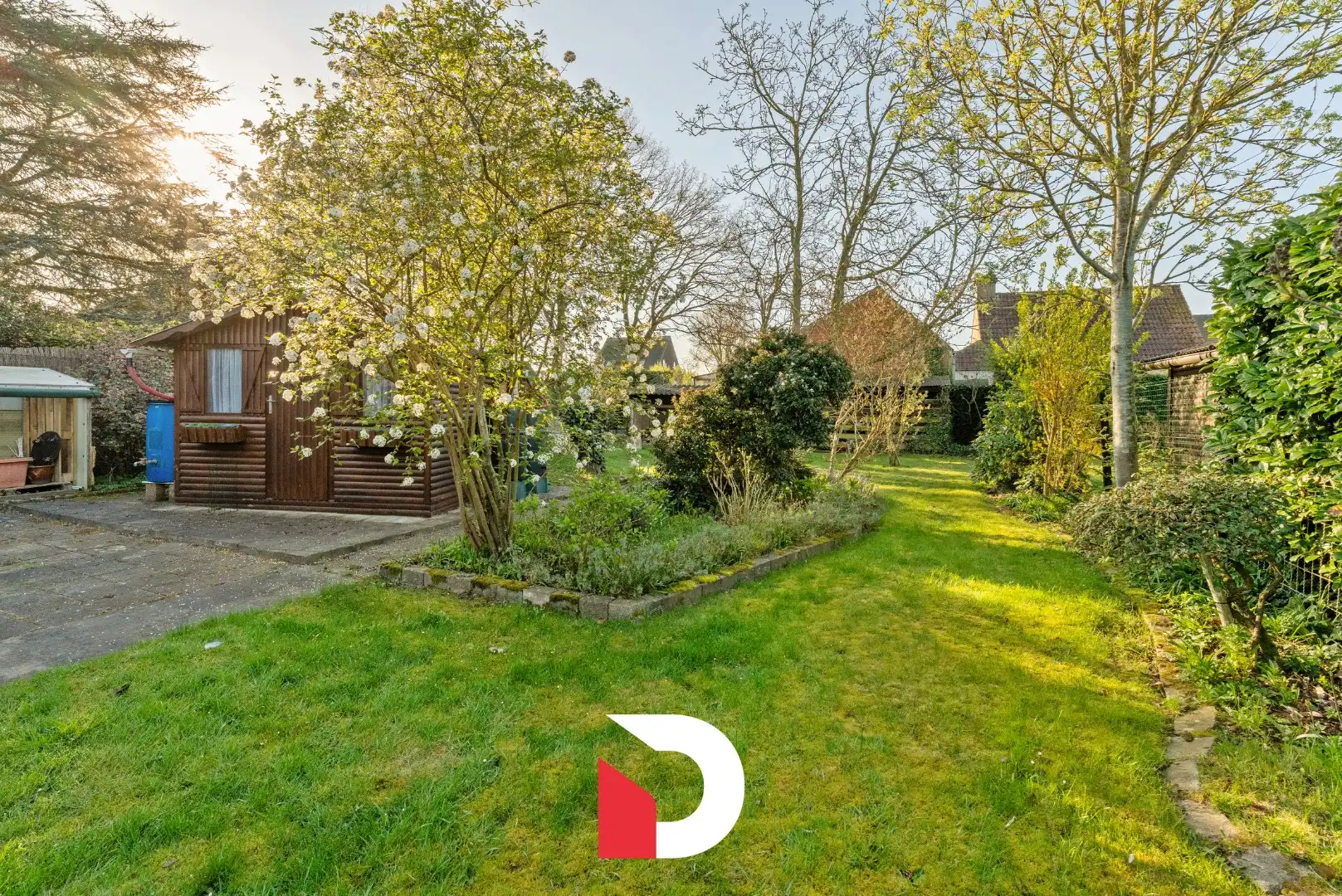 Veelzijdige halfopen woning + atelier op een ruim perceel in een residentiële buurt.  foto 4