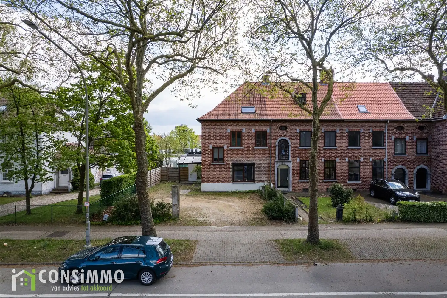 Karaktervolle en energiezuinige gezinswoning met zonnige tuin in Genk foto {{pictureIndex}}