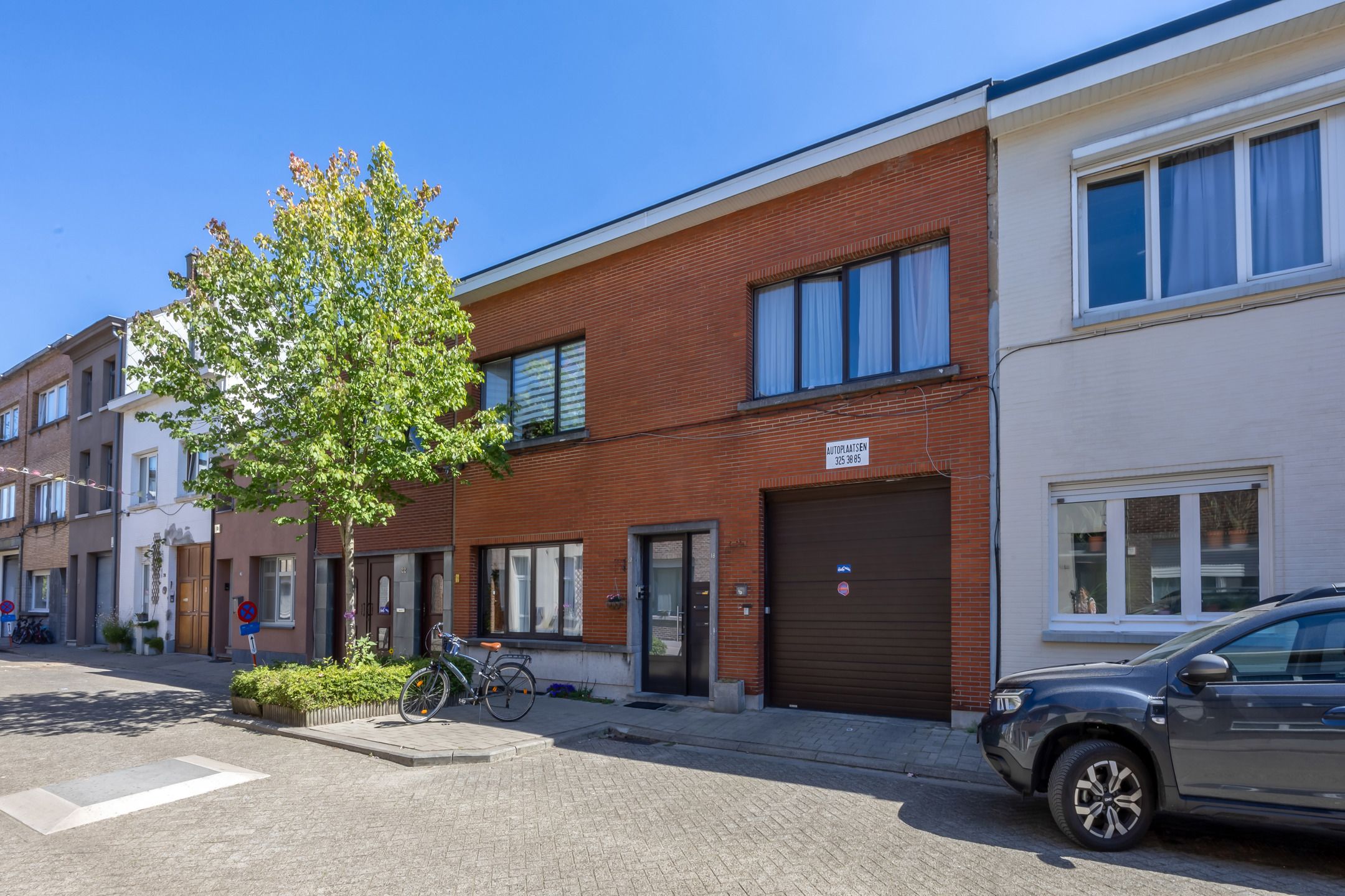 woonhuis opgedeeld in 3 appartementen, 2 grote garages en magazijn met 22 autostaanplaatsen en 3 plaatsen voor fietsen en moto's foto 2