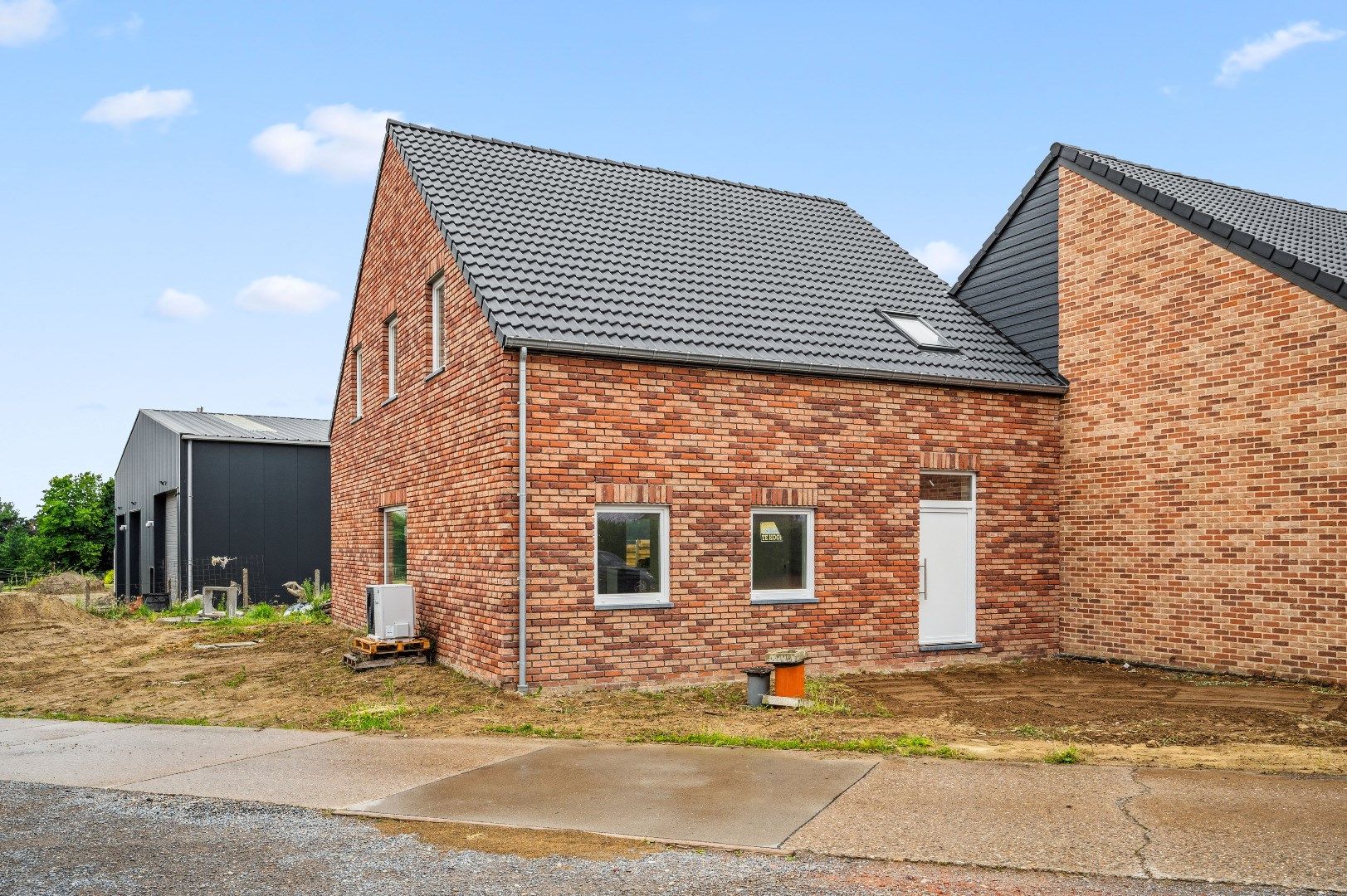 Instapklare nieuwbouw in het rustige en groene Kortenaken foto {{pictureIndex}}