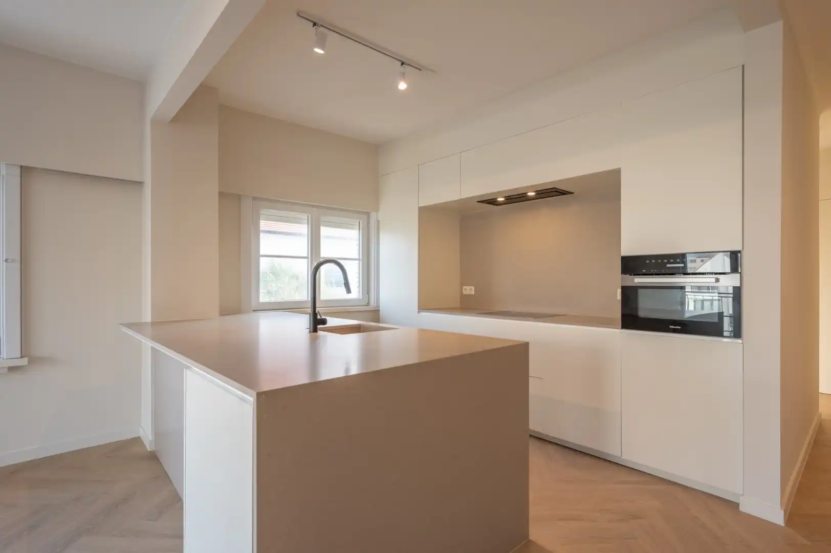 Prachtig lichtrijk hoekappartement te koop in de residentie Tarragonna te Duinbergen, vlak aan Park 58. foto 5