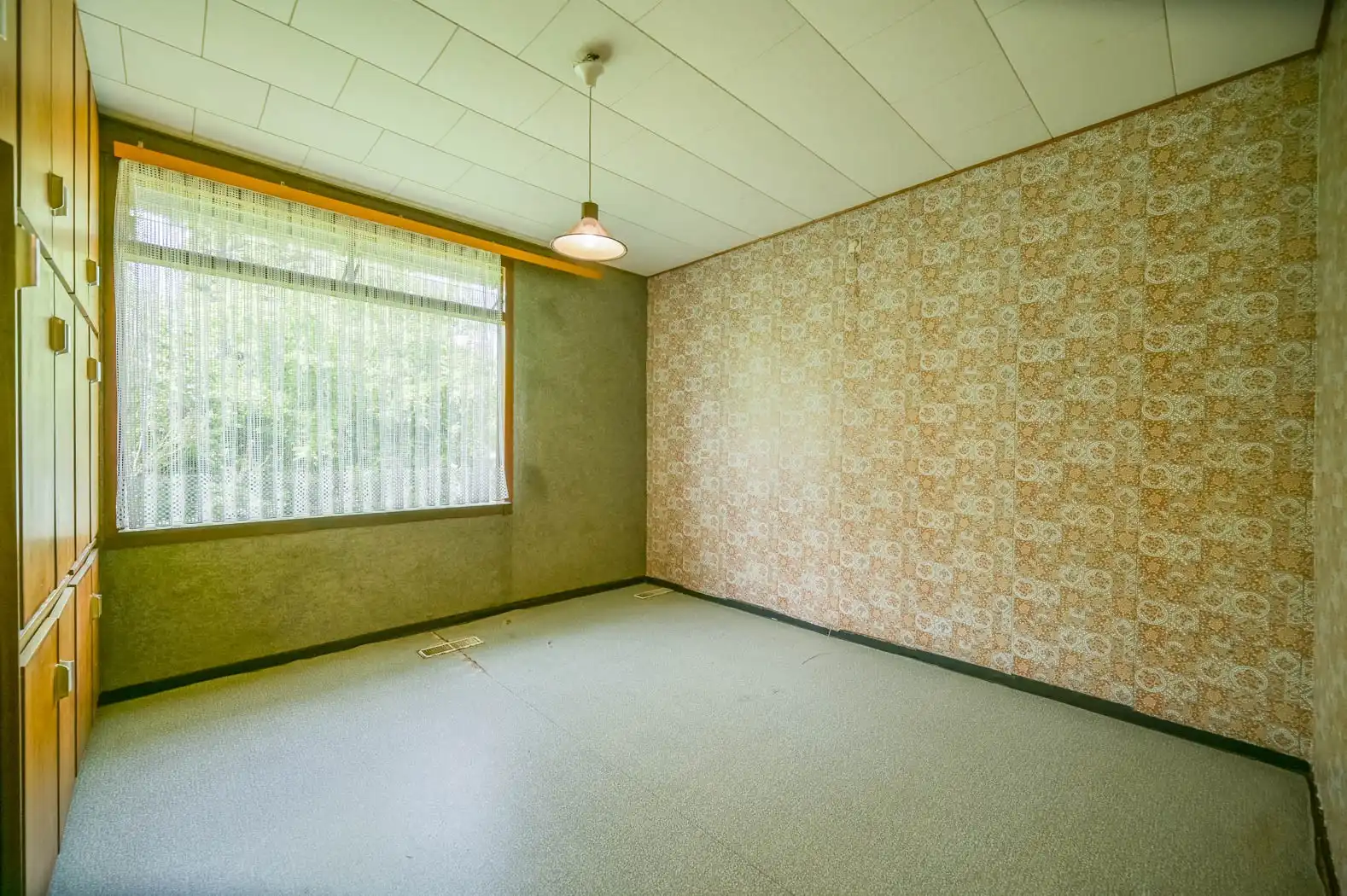 Uniek renovatieproject: lichtrijke en uiterst ruime bungalow met grote inpandige garage op een idyllisch groen perceel foto 16