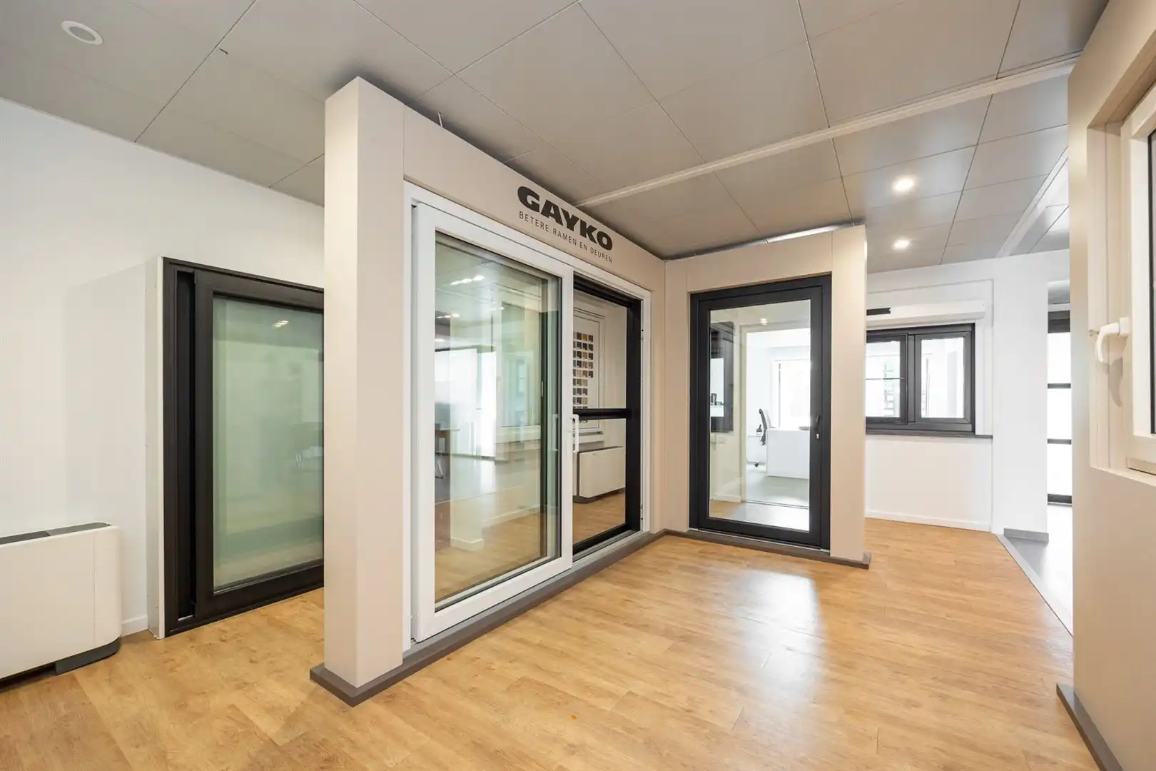 Commerciële toplocatie met privéparking foto 8