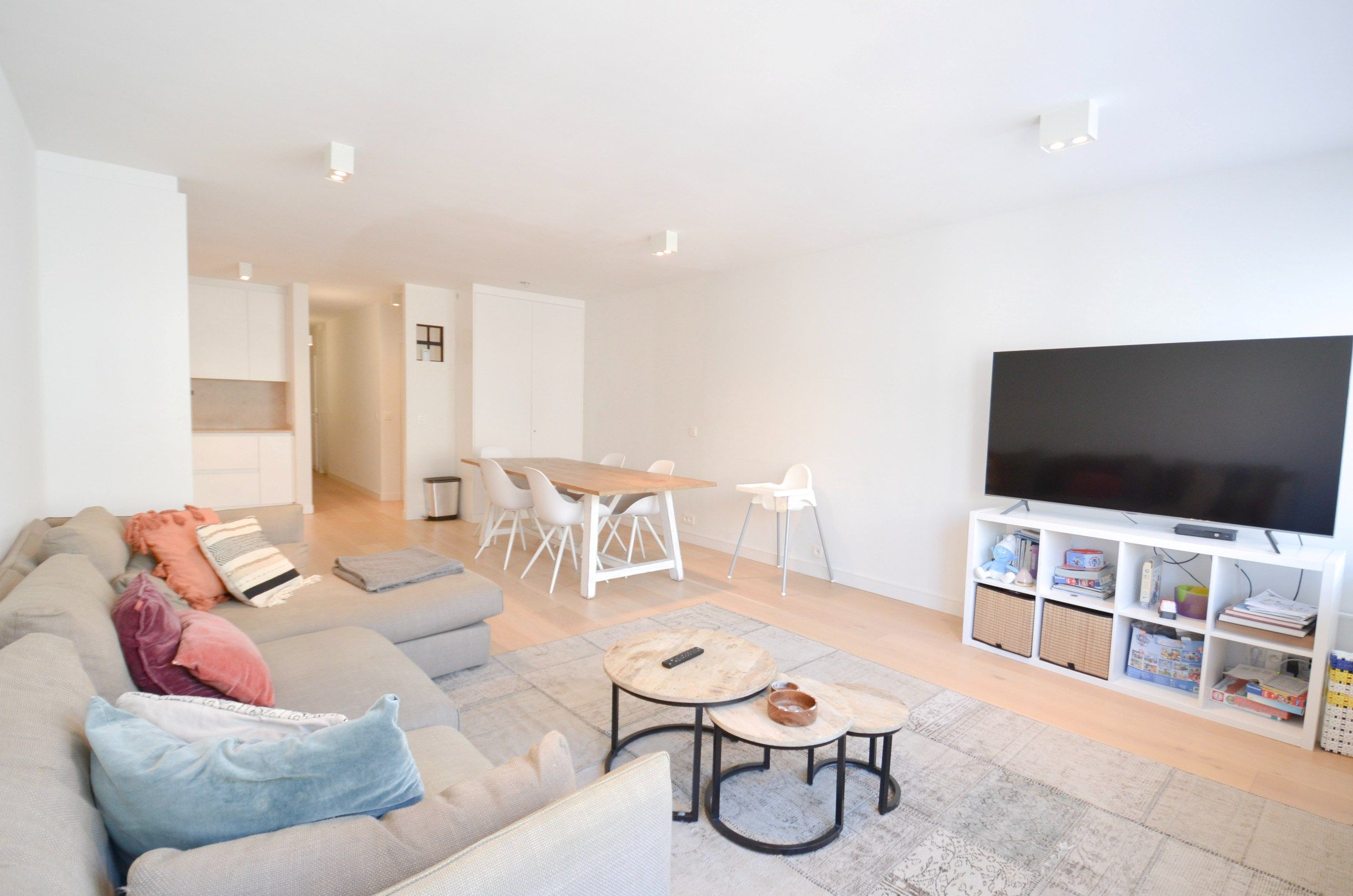 Volledig gerenoveerd, lichtrijk appartement op wandelafstand van zee en het commercieel centrum. foto 3
