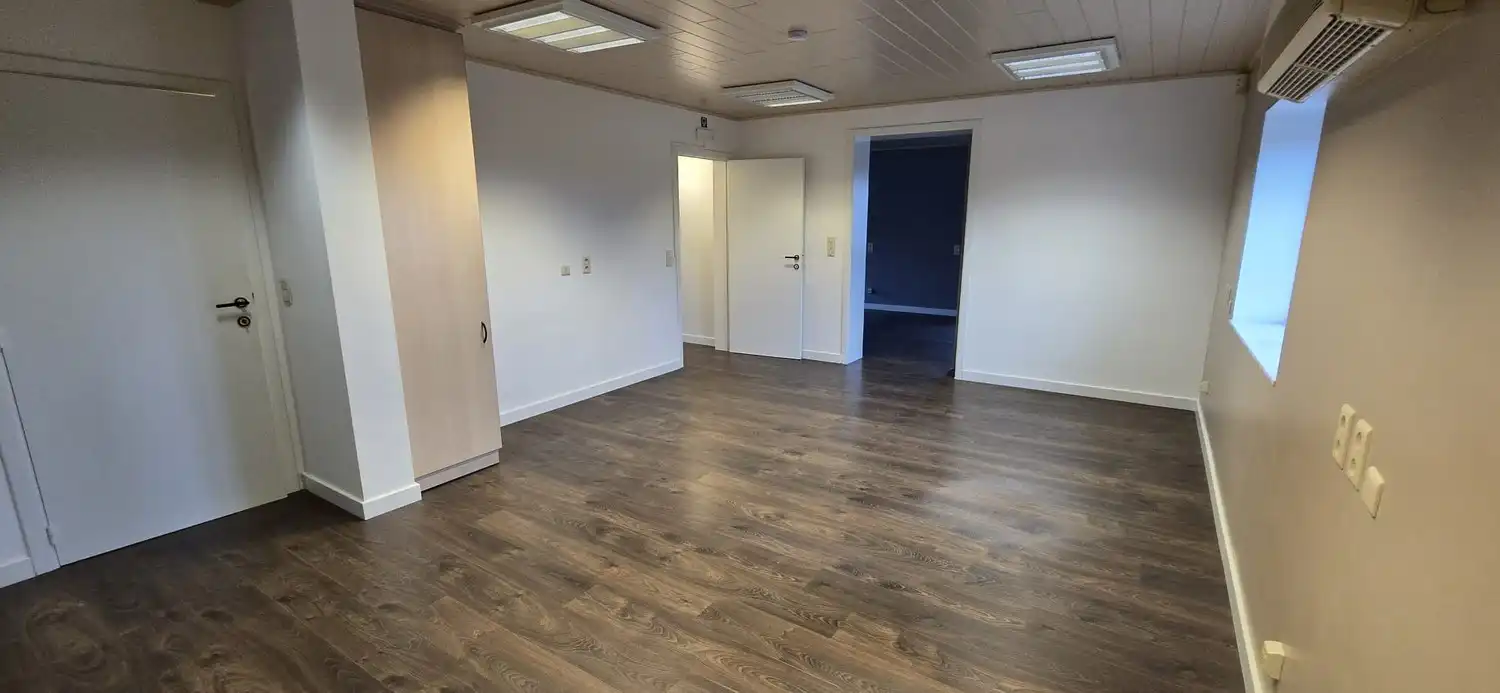 Multifunctioneel gebouw met parking, onmiddellijk beschikbaar! foto 14