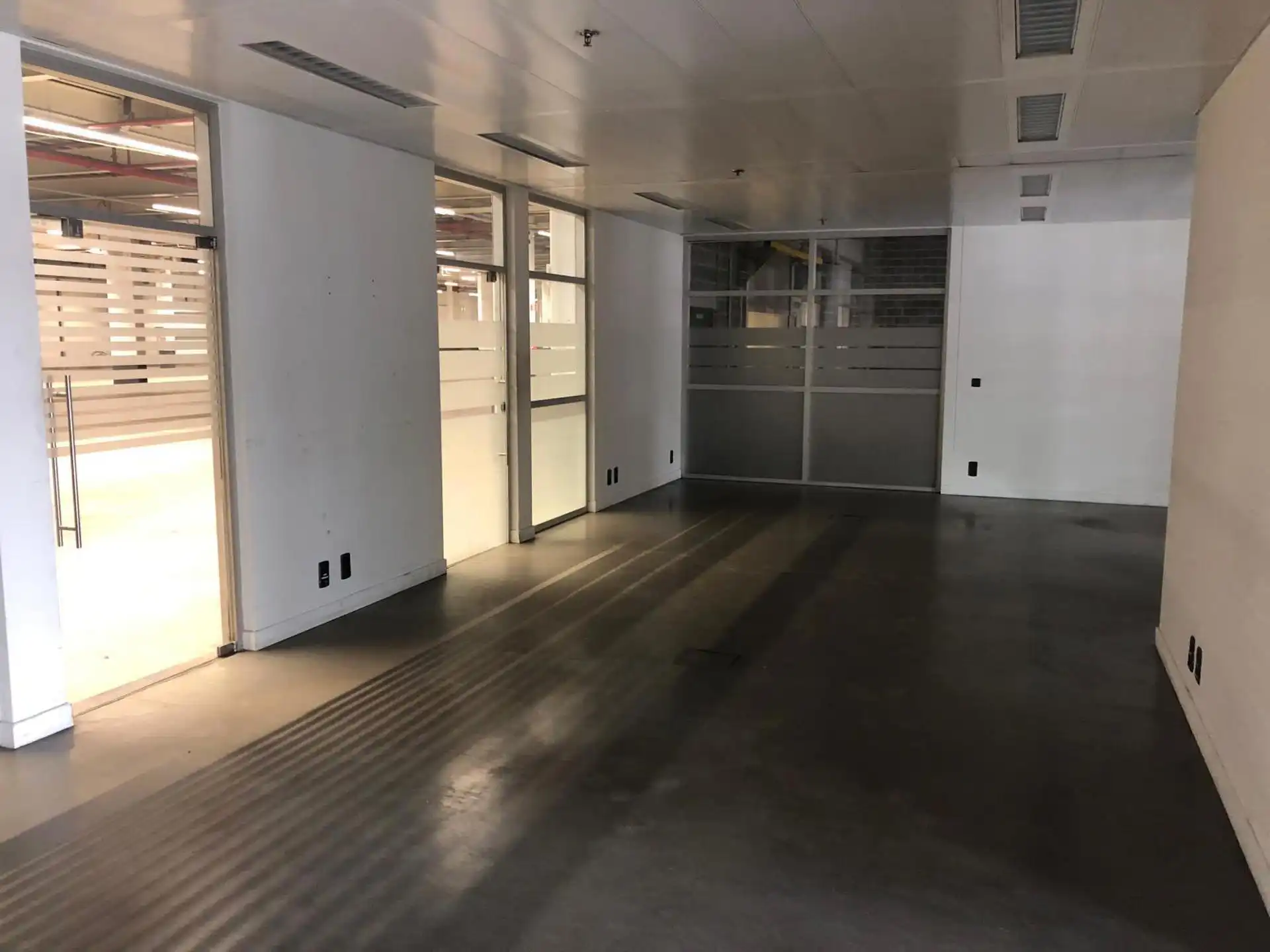Magazijn van ca. 10.000m²  verdeeld over 2 verdiepingen glv 7.000m² en 1ste V 3.000m²  te Vilvoorde foto 10