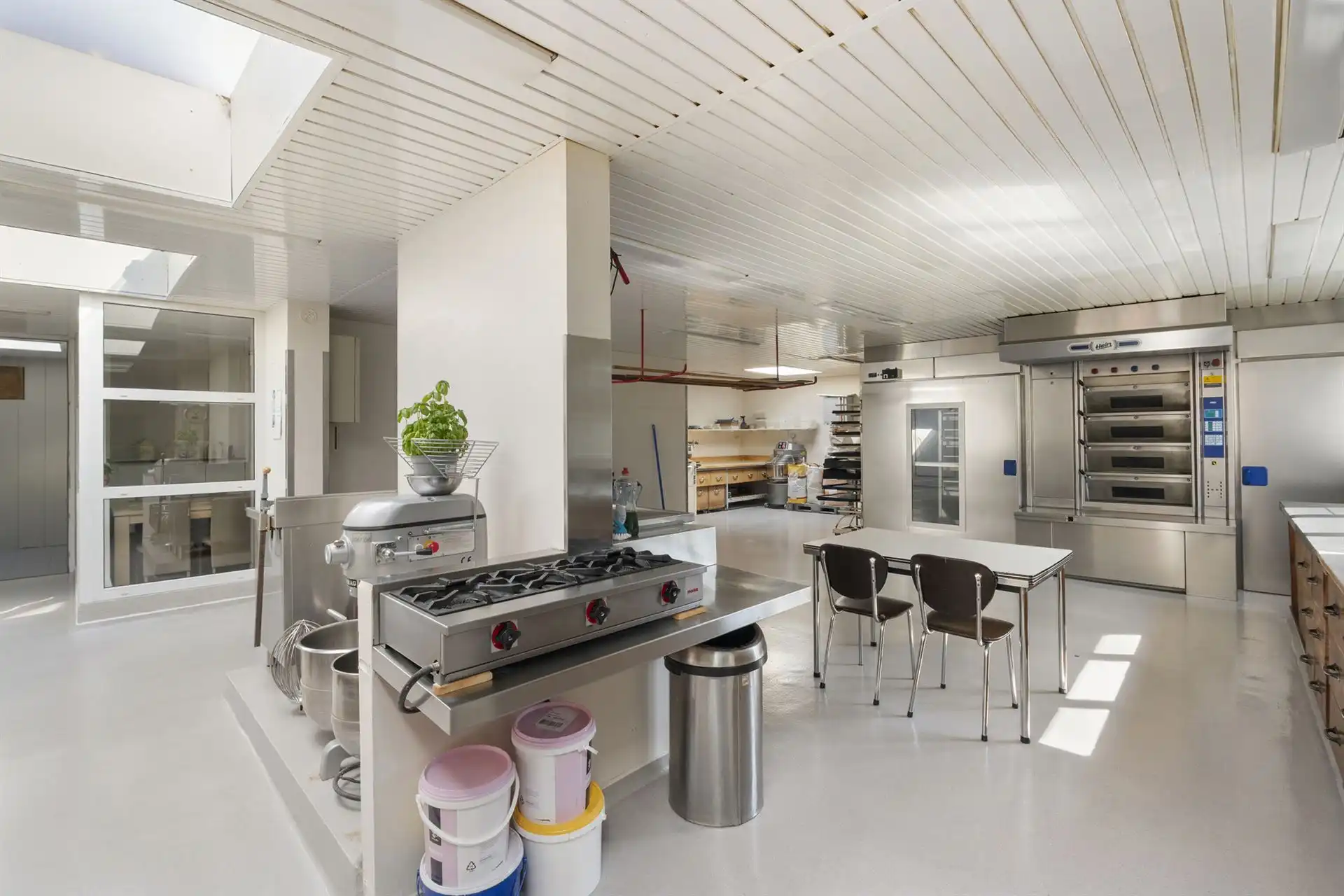 Goedgelegen HANDELSPAND met ruime WOONST, 5 SLK en TUIN foto 18