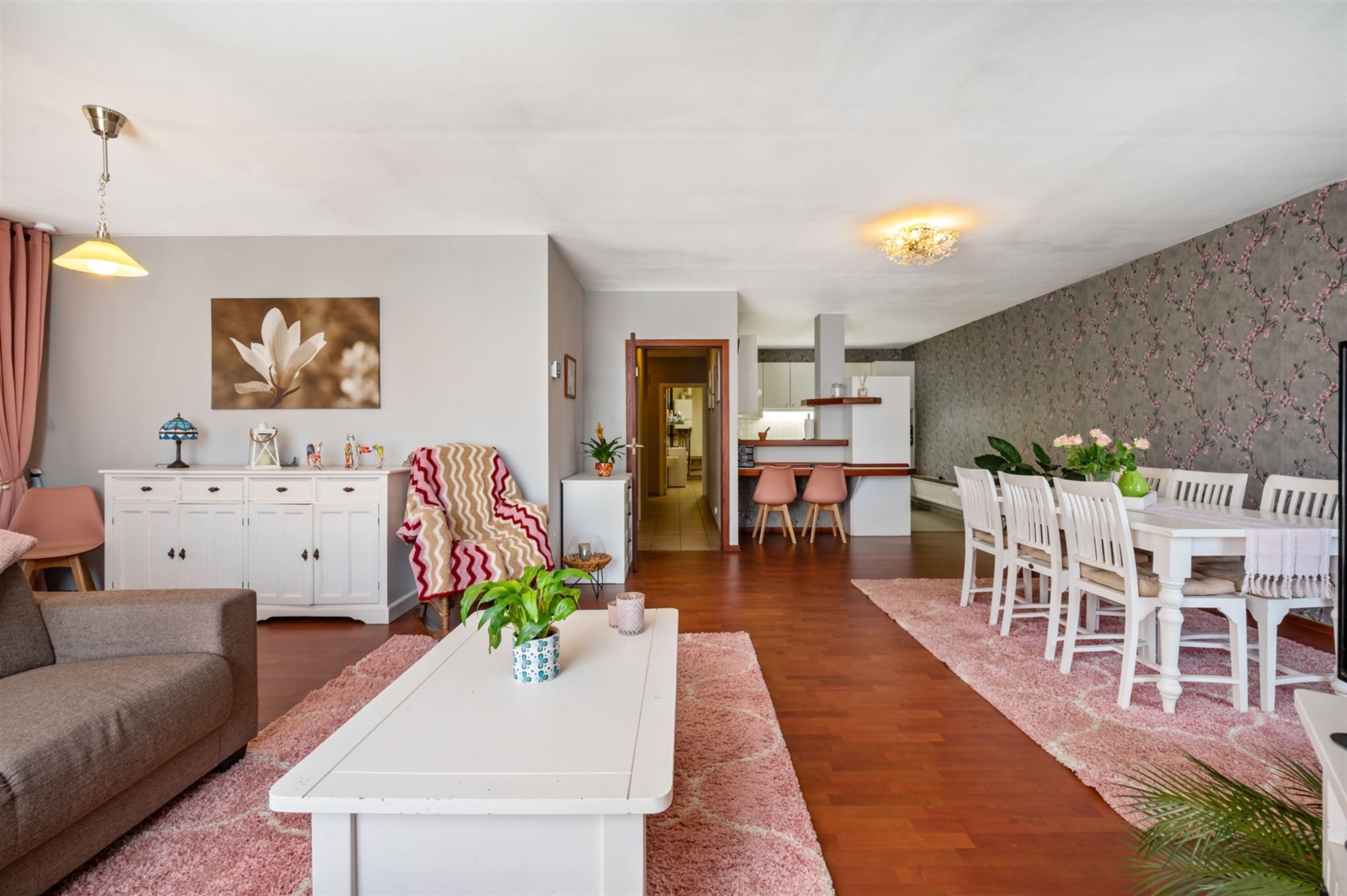 Ruim 2 slaapkamer appartement met 2 overdekte staanplaatsen en grote tuin foto 8