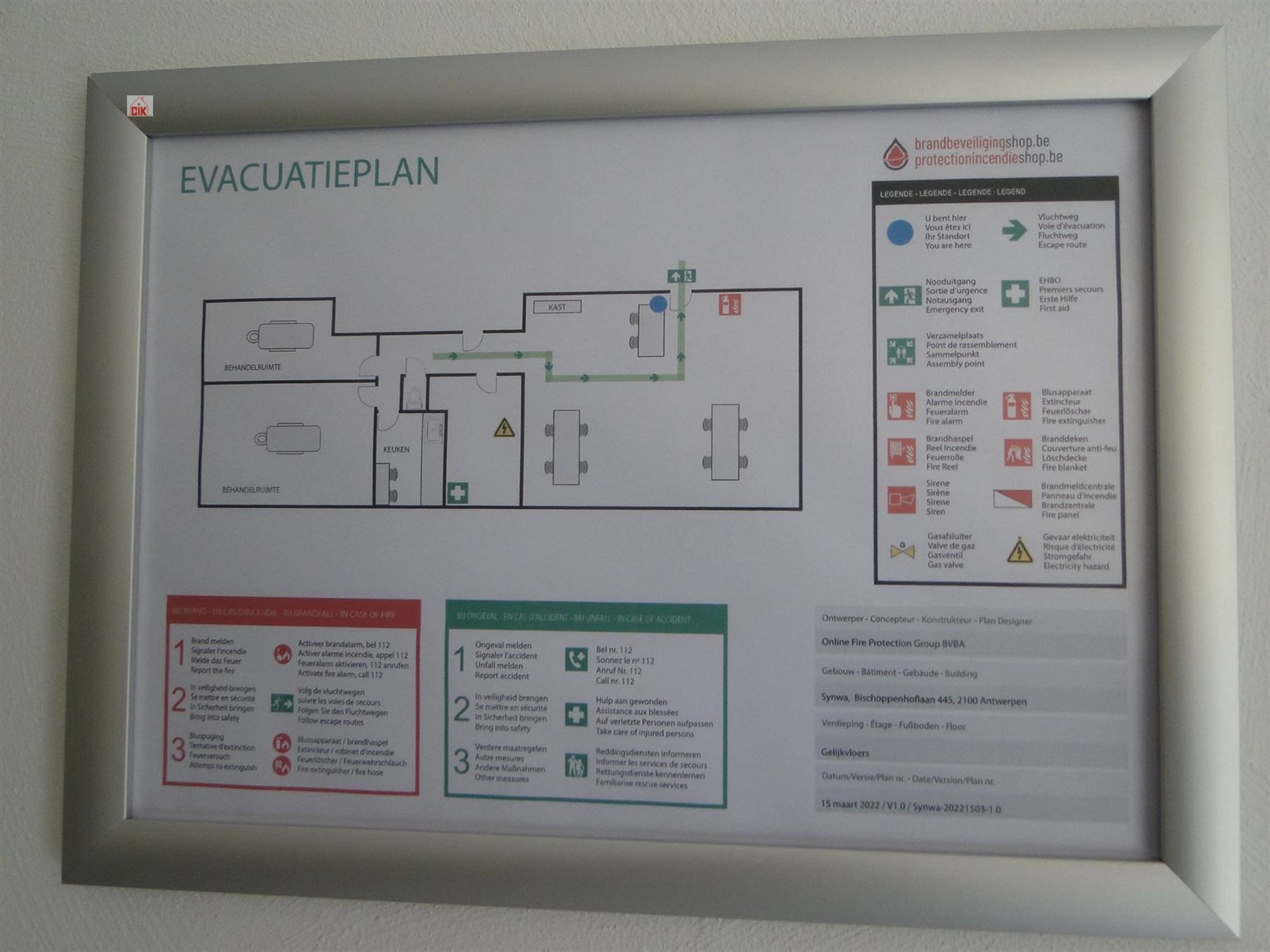 Handelsgelijkvloers met 3 bovengrondse autostaanplaatsen gelegen vooraan het gebouw foto 9