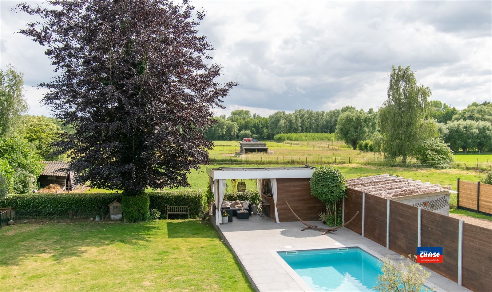 PRACHTIG LANDHUIS MET PRAKTIJKMOGELIJKHEDEN EN ZWEMBAD OP EEN TOTALE OPPERVLAKTE VAN 10a 50ca  foto 11