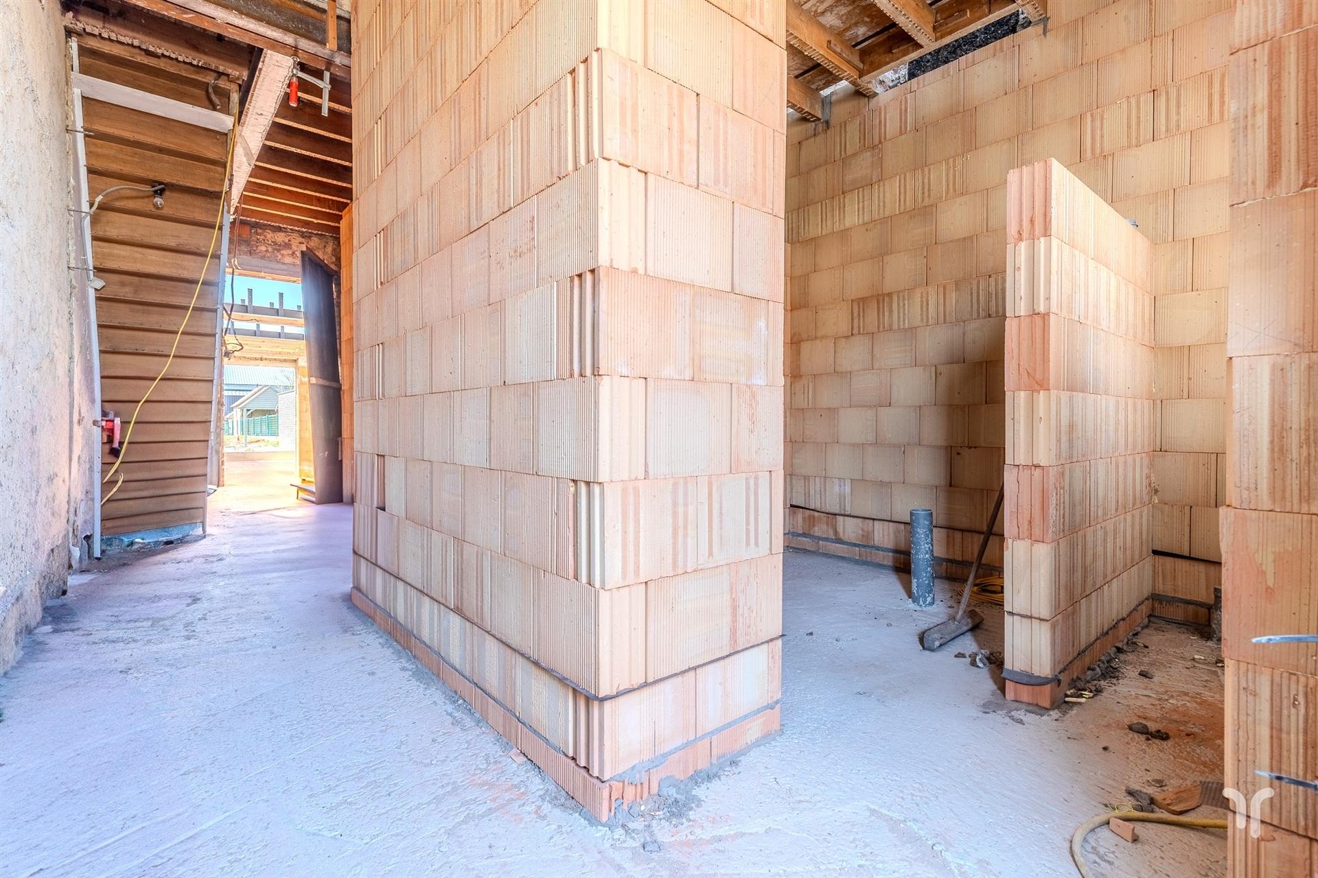 Ruime woning in heropbouw met nieuwe aanbouw. foto 8