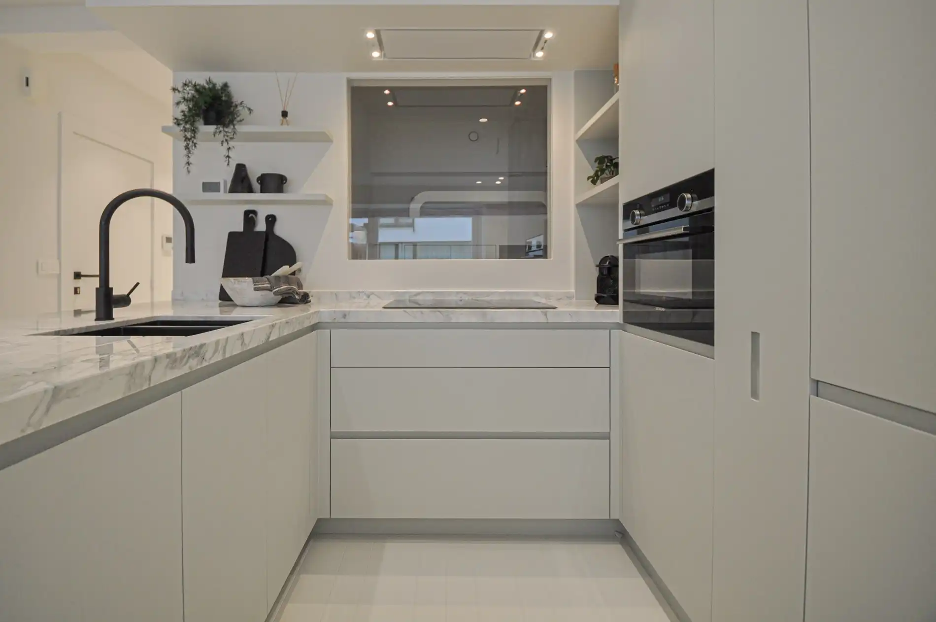 Volledig gerenoveerd appartement met een mooi zijdelings zeezicht gelegen in het Zoute. foto 6