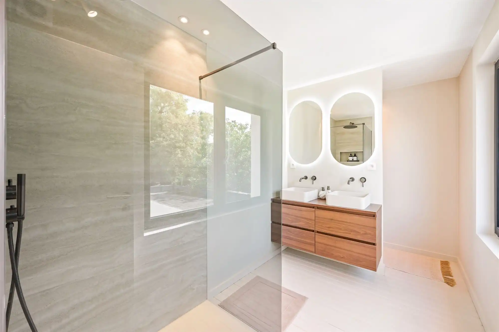 Gerenoveerde woning met 4 slk en grote tuin! foto 28