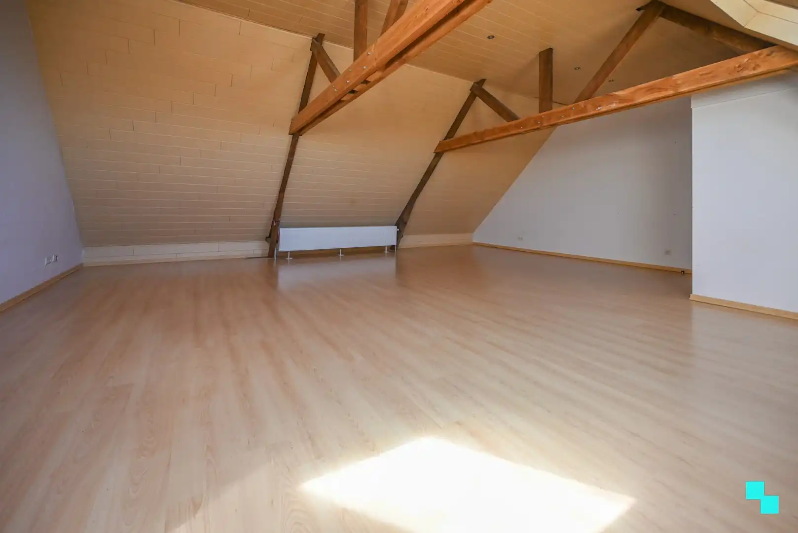 Riante halfopen woning met garage foto 37