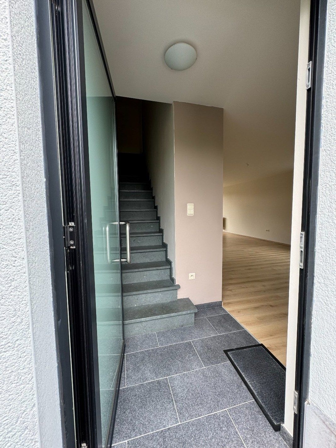 Duplex appartement met 3 slaapkamers en 2 autostaanplaatsen in hartje Beringen foto 2