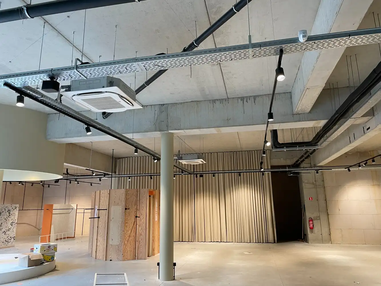 Handelsruimte of kantoorruimte te huur foto 7