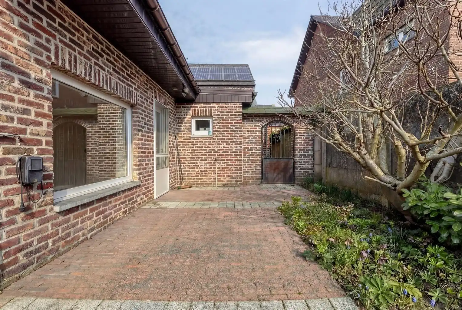 Charmante halfopen bebouwing met 3 slaapkamers, omheinde tuin en zonnepanelen, gunstig gelegen nabij het centrum van Maaseik. foto 25