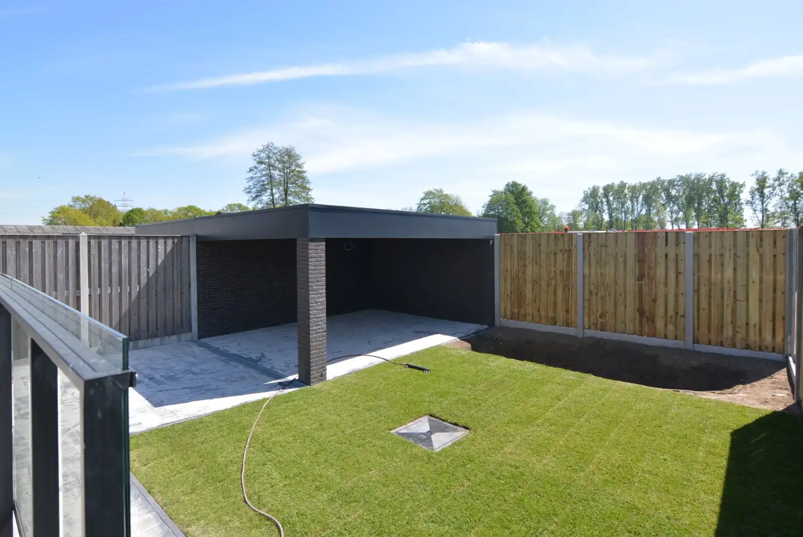 Moderne, energiezuinige, halfvrijstaande woning met carport op 3 a 80 ca. foto 3