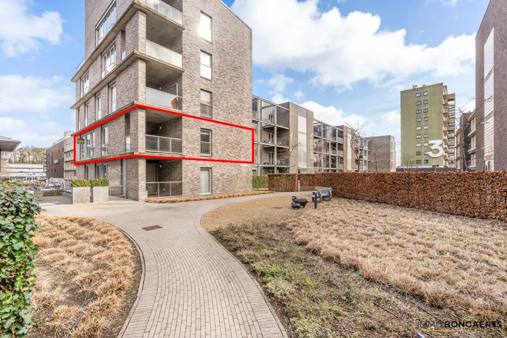 Ruim appartement met zicht op het stadsplein in het centrum van Genk foto 2