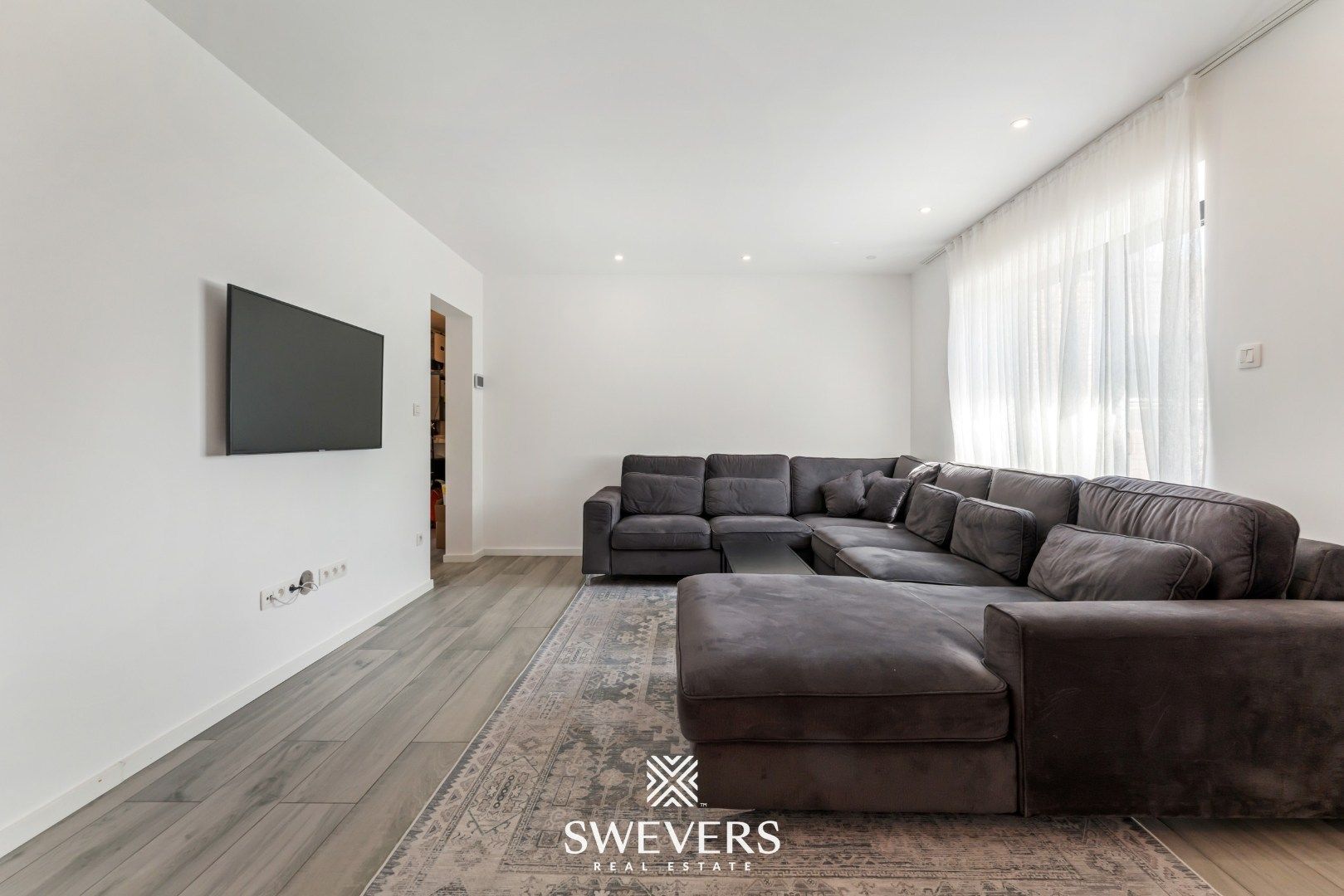 Instapklare, volledig gerenoveerde woning met zonnige tuin en grote garage foto 3