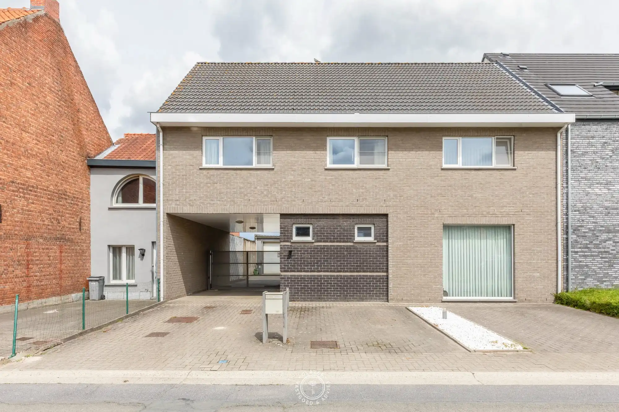 Instapklare gezinswoning met ruim magazijn foto {{pictureIndex}}