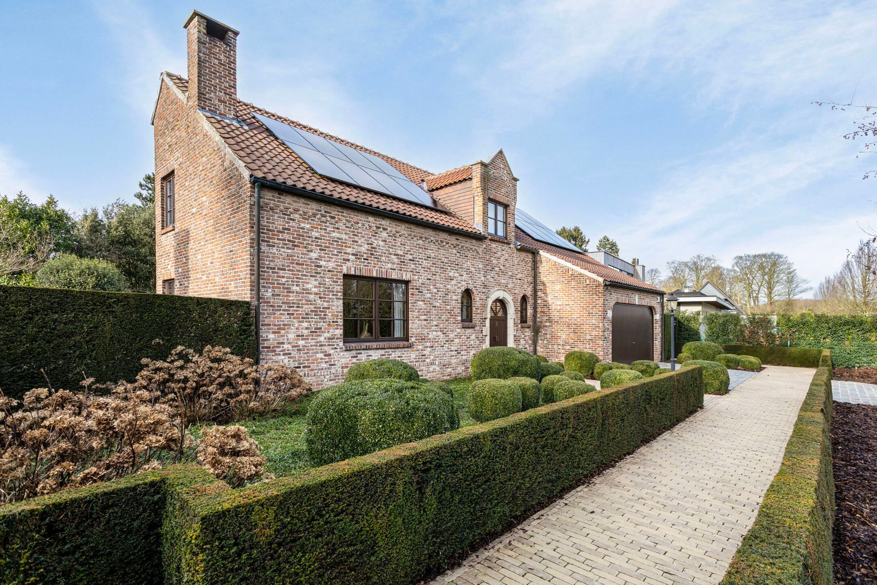 Instapklare villa met topafwerking op een centrale locatie in Groot-Bijgaarden! foto {{pictureIndex}}