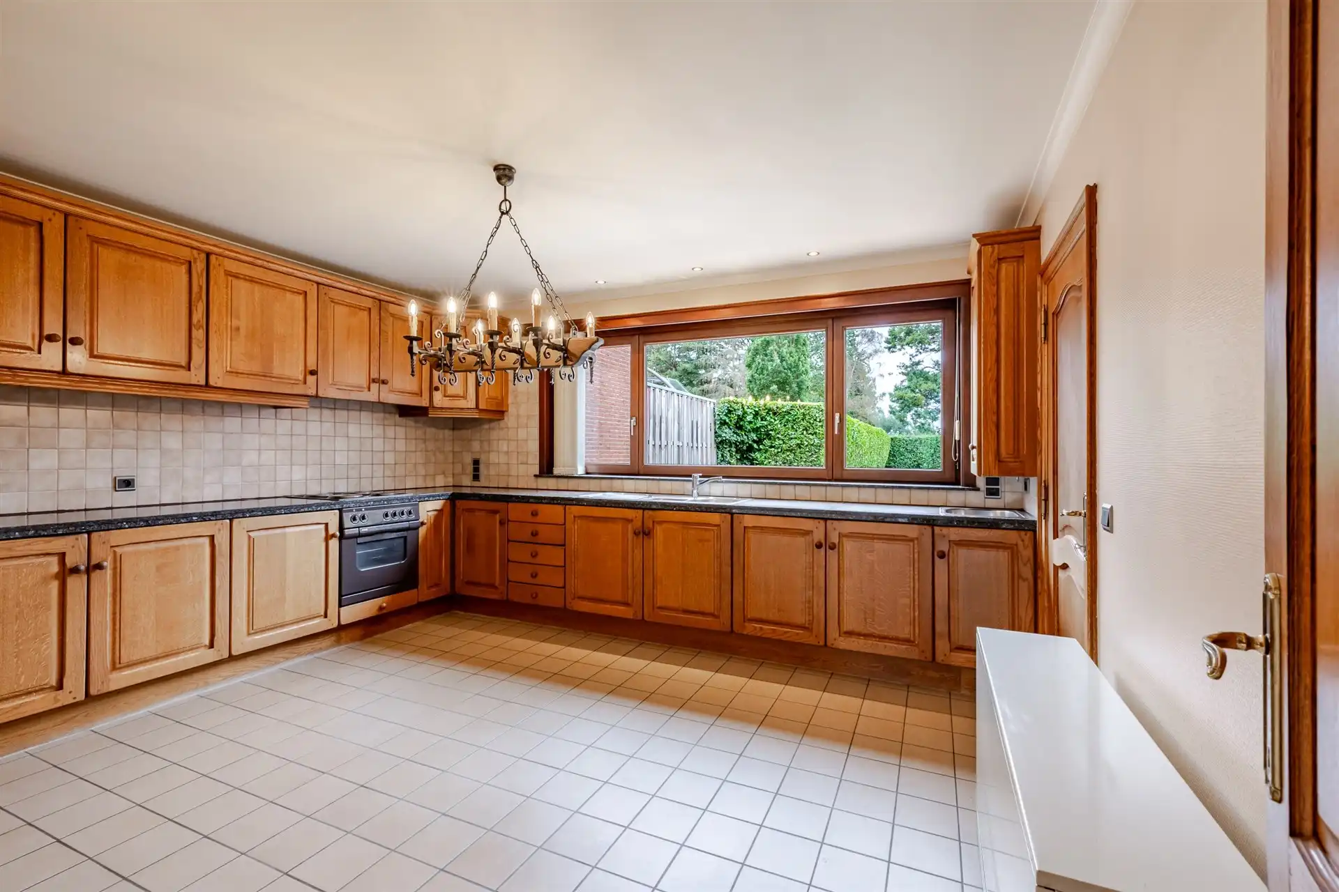 Halfopen bebouwing met 3 slaapkamers en ruime garage foto 10