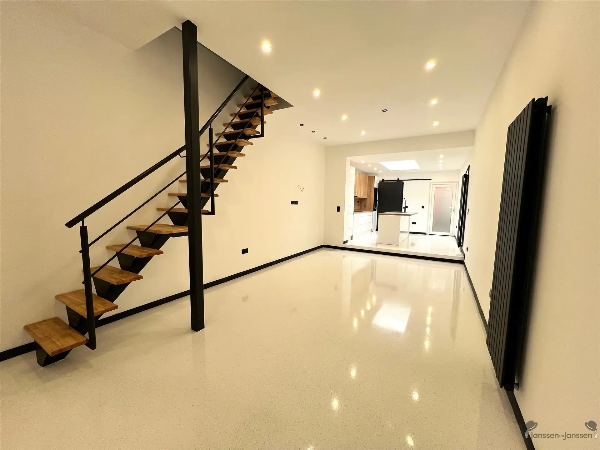 Gerenoveerde rijwoning met 2 slaapkamers foto {{pictureIndex}}