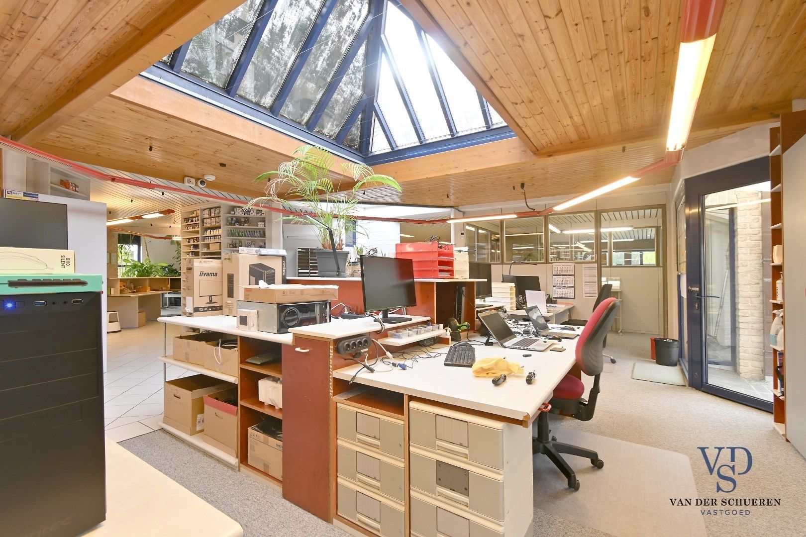 Ruim handelspand met penthouse in villastijl foto 12