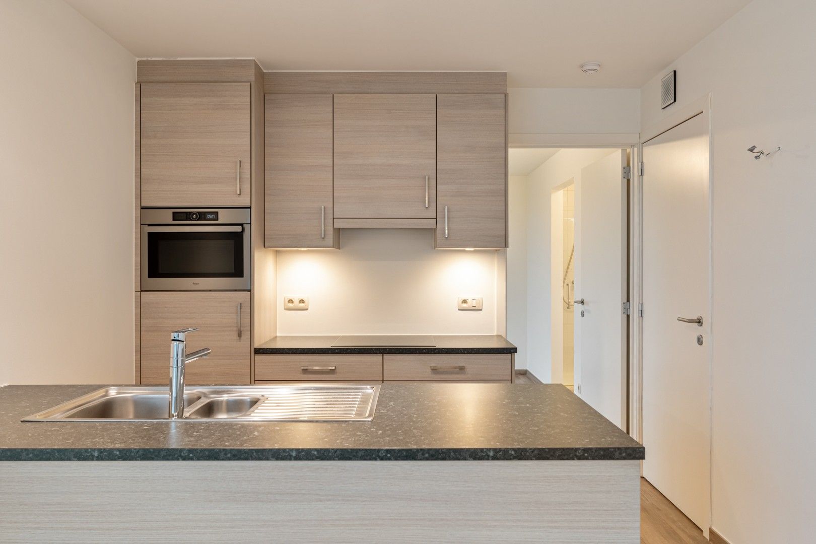 Modern appartement met ruim terras, groen uitzicht en garage. foto 7