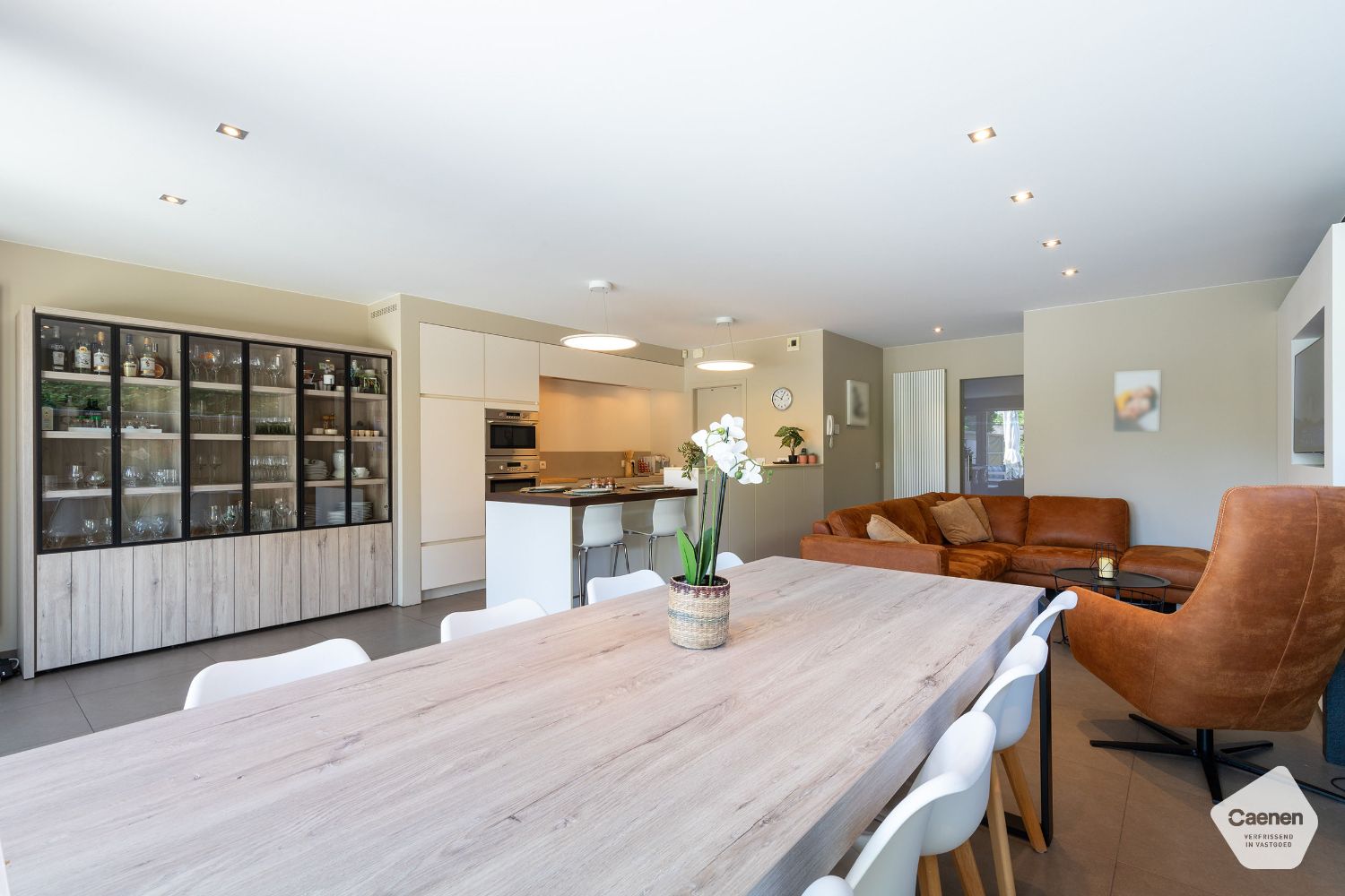 STIJLVOLLE HALF-OPEN WONING MET 5 SLAAPKAMERS en EEN PRACHTIGE TUIN OP EEN PERCEEL VAN 918 m² foto 4