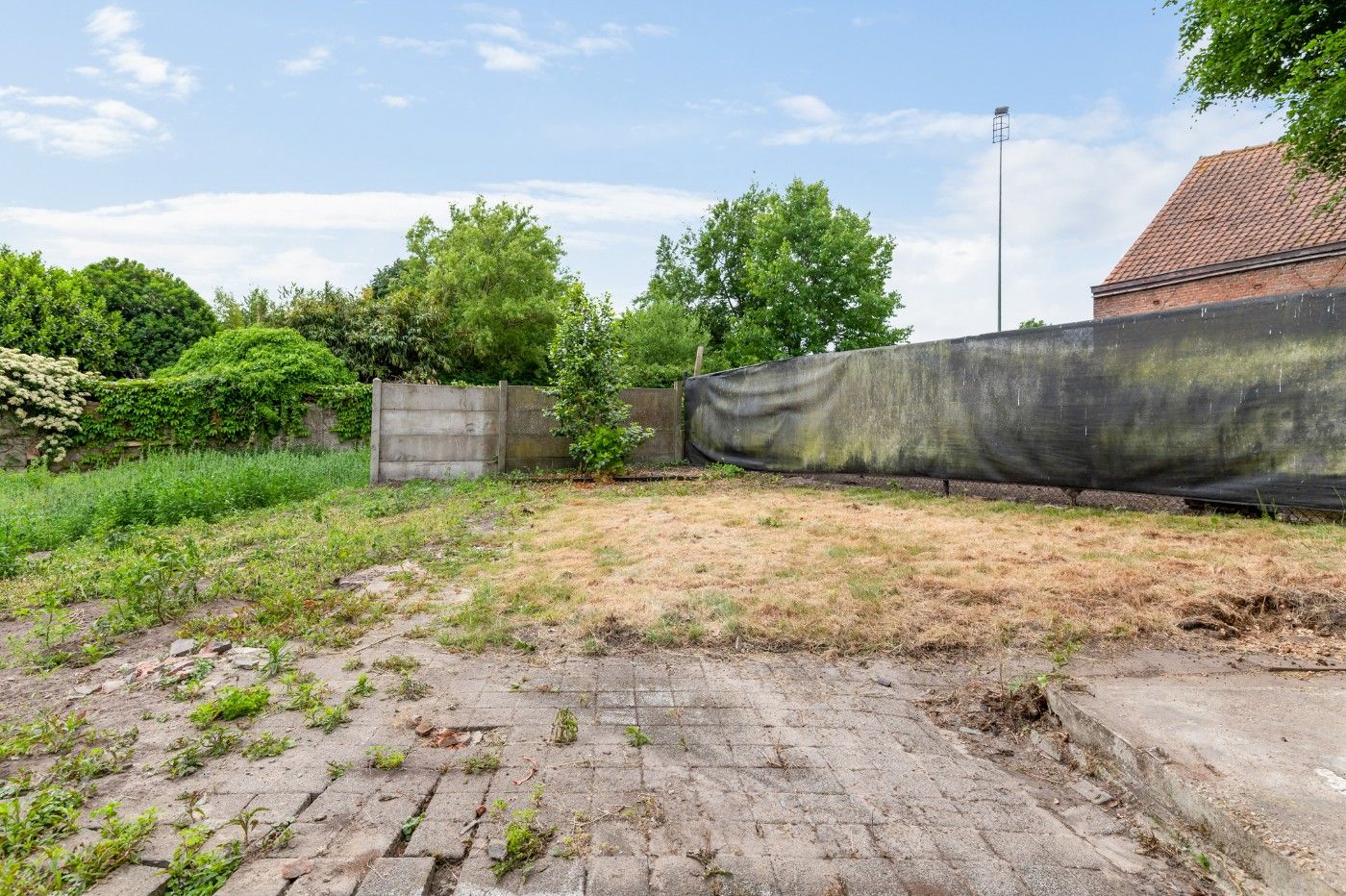 Karaktervolle, te renoveren woning met 4 slpk., garage en tuin foto 24