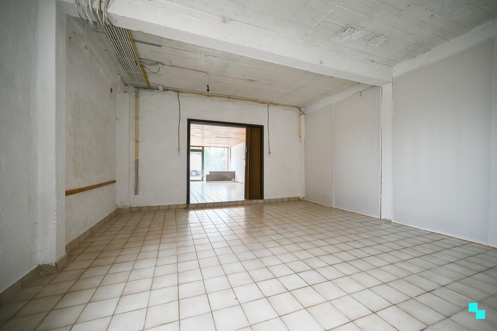 Ruime opslagplaats met voorliggende parkeerplaats te Izegem, Bosmolens foto 15