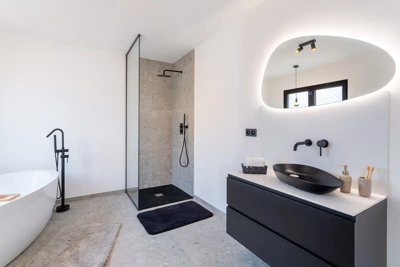 Volledig gerenoveerde, instapklare woning (196 m²) met 5 slaapkamers, moderne keuken & tuin foto 13