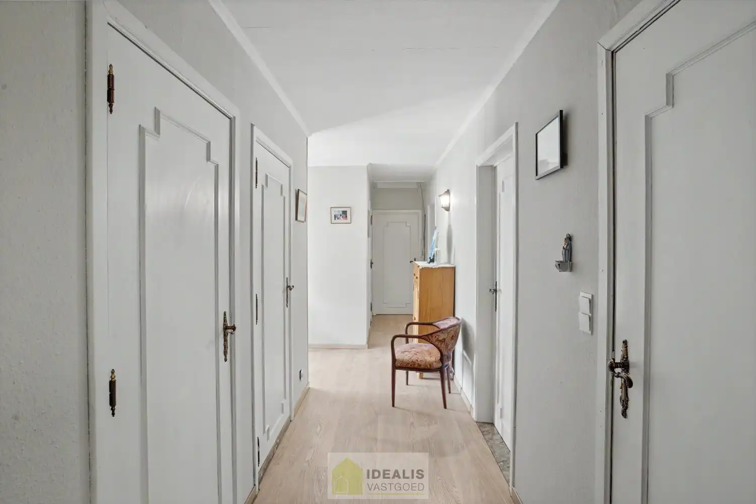 KARAKTERISTIEKE GEZINSWONING OP WANDELAFSTAND VAN HET CENTRUM VAN PEER MET WOONKAMER, GOED UITGERUSTE KEUKEN, BADKAMER, BUREAU, MOGELIJKHEID TOT MAAR LIEFST 4 SLAAPKAMERS EN EEN INPANDIGE GARAGE MET SECTIONALE POORT! - De woning omvat +-204m² bewoonbare oppervlakte en is gelegen op een perceel van +- 9a 46ca (946m²). Zeer geschikt voor kandidaten op zoek naar een centraal gelegen woning met karakter, nog volledig naar smaak op te frissen! foto 8