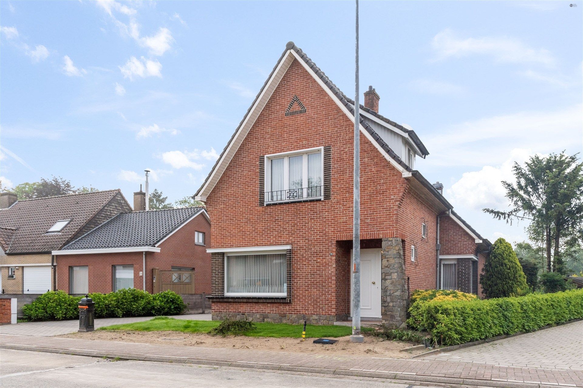 degelijke open bebouwing op 827m² grond foto 2