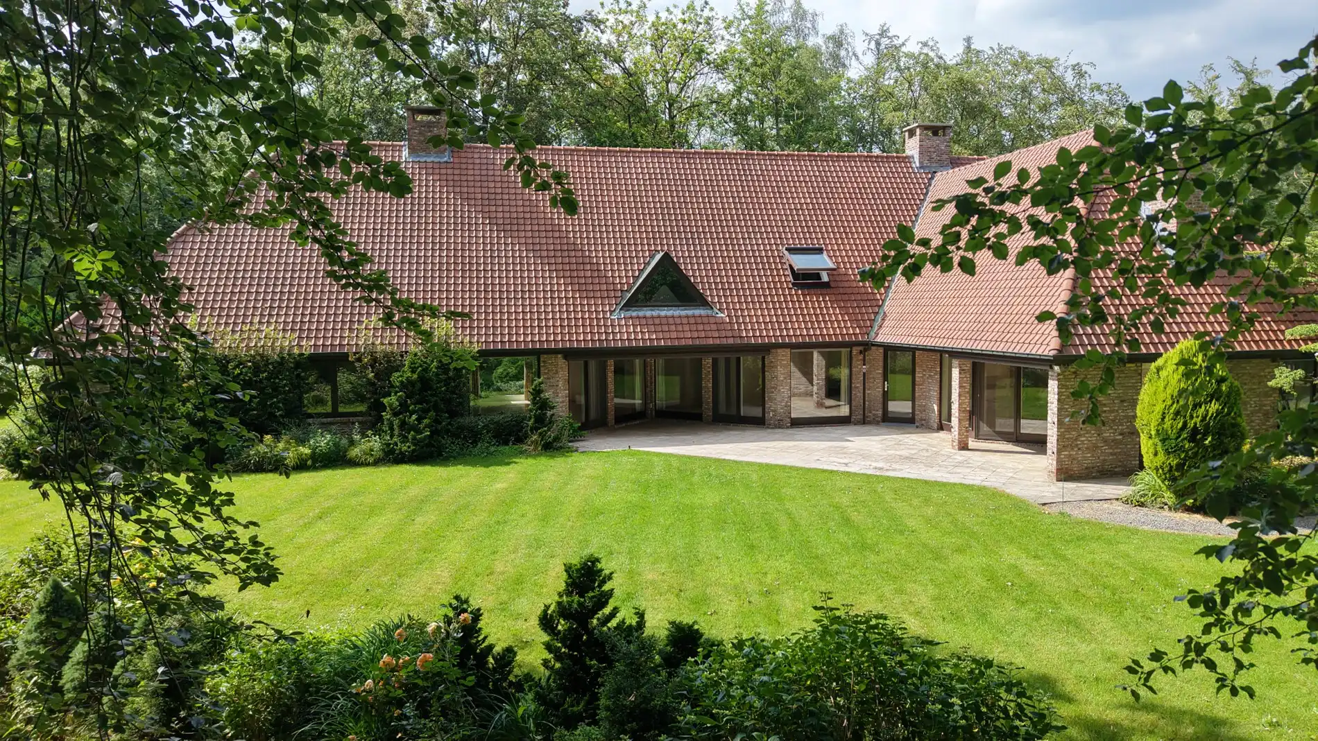 Exclusieve villa met gelijkvloerse master suite, prachtige tuin en uitzonderlijk wooncomfort foto 2
