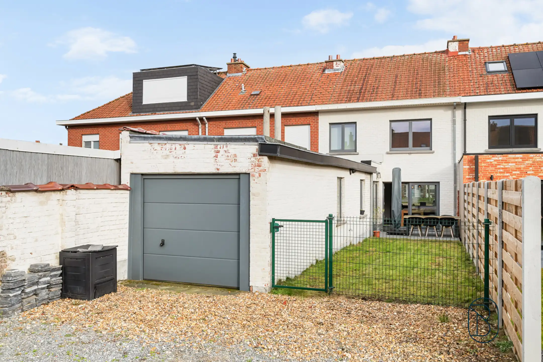 Volledig vernieuwde woning met 3 slk, garage en oprit foto 5