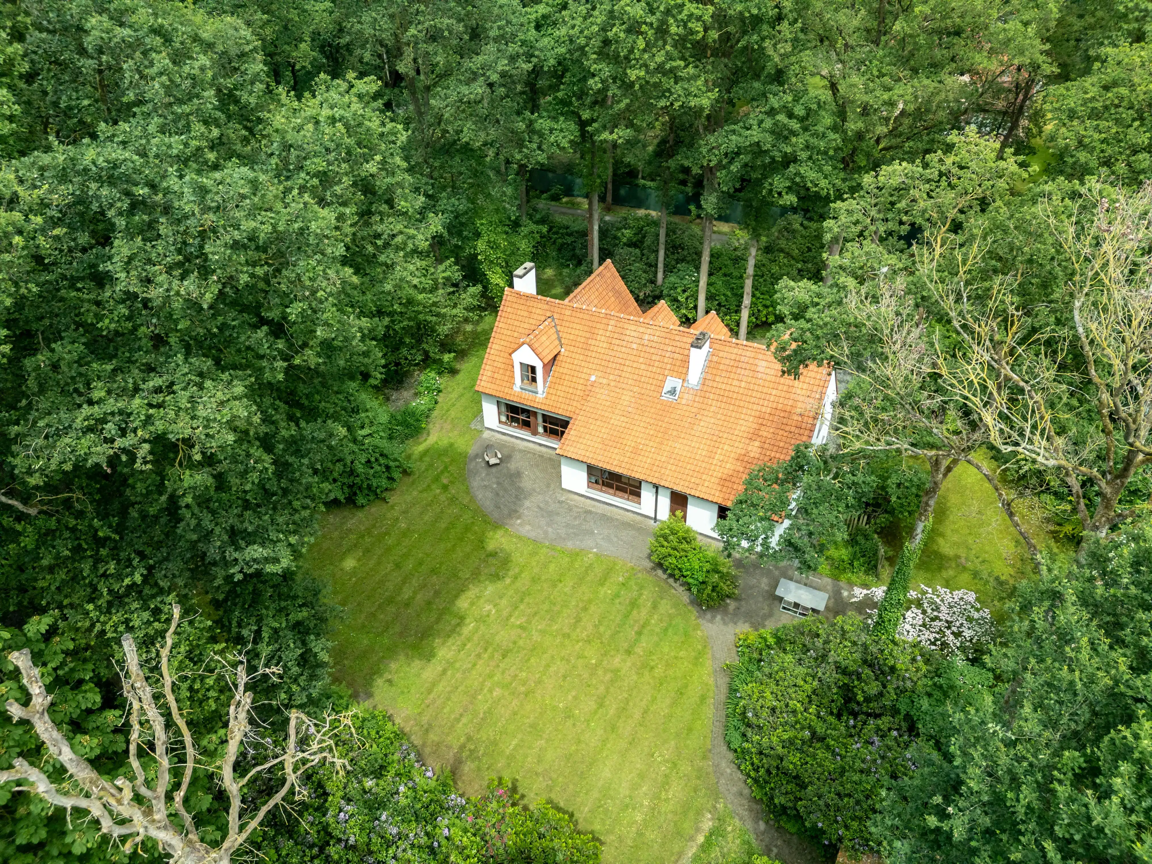 Hoofdfoto van de publicatie: Karaktervolle villa te Waardamme 