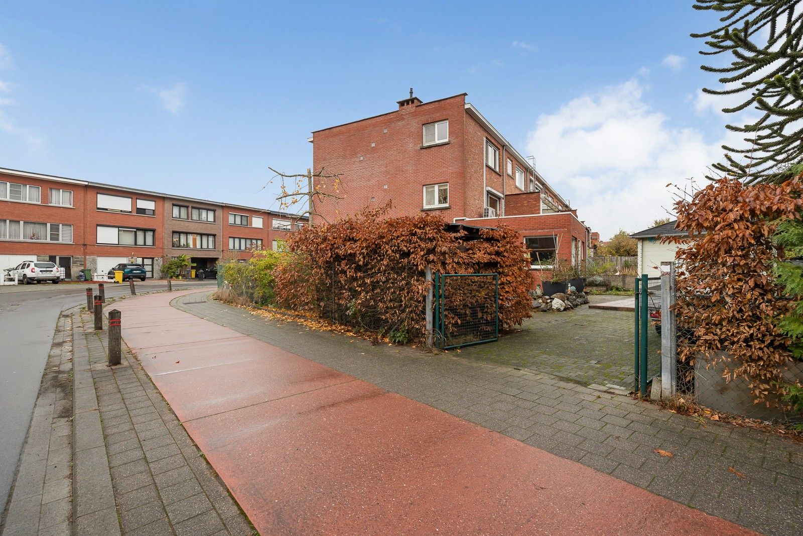 Complete hoekwoning met praktijkruimte/kantoor en 2 aparte opritten of te gebruiken als zorgwoning. foto 15