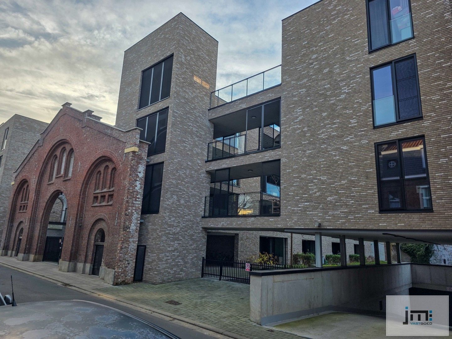 Uniek appartement met kelderberging en autostaanplaats foto {{pictureIndex}}