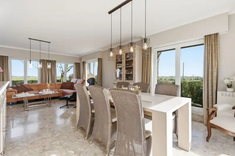 Villa met loods foto 12