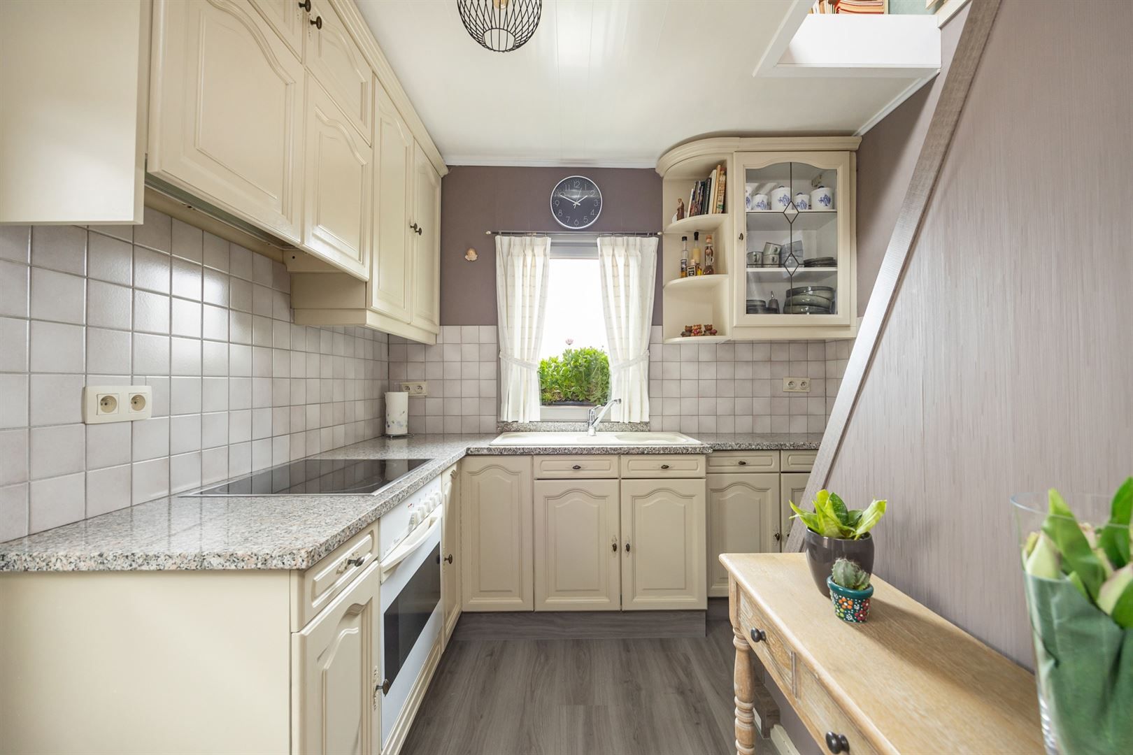 Knusse woning op den berg! Met tuin en garage! foto 4