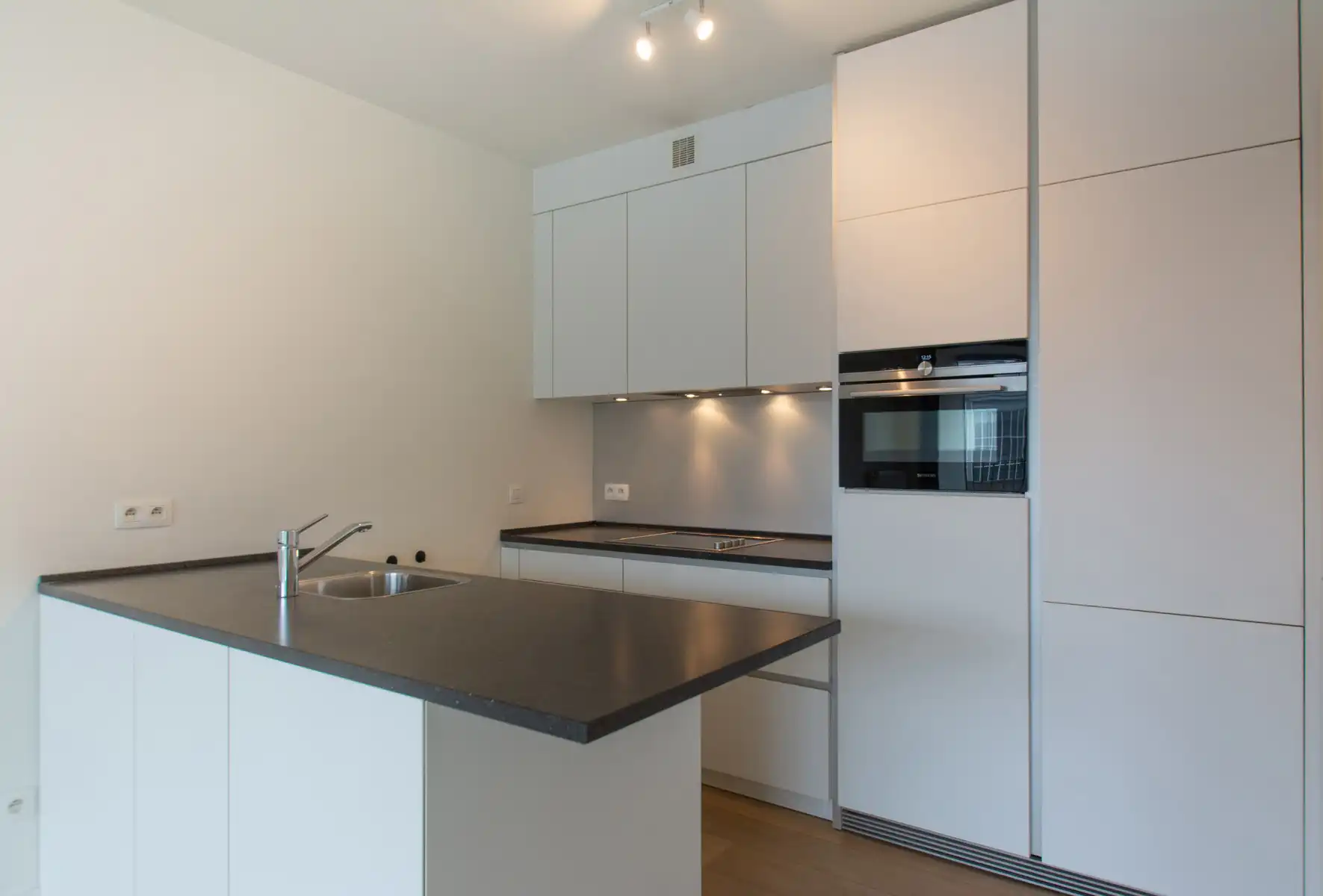 Ongemeubeld 1k appartement met prachtig terrras foto 11