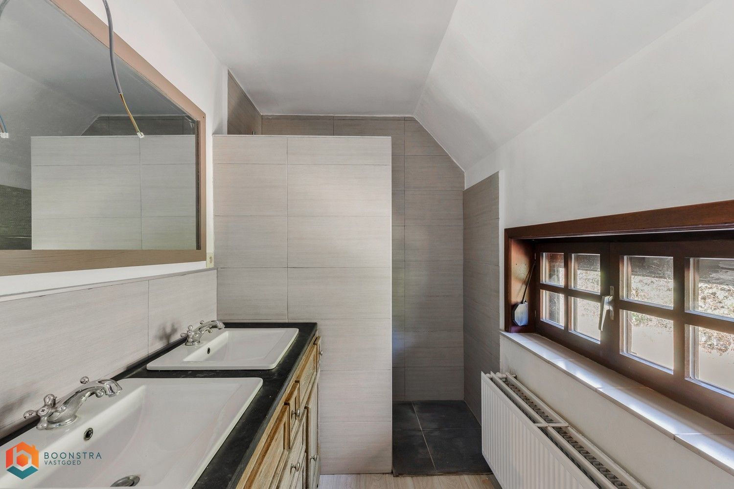 Landelijke Villa gelegen in groene omgeving met veel potentieel foto 11