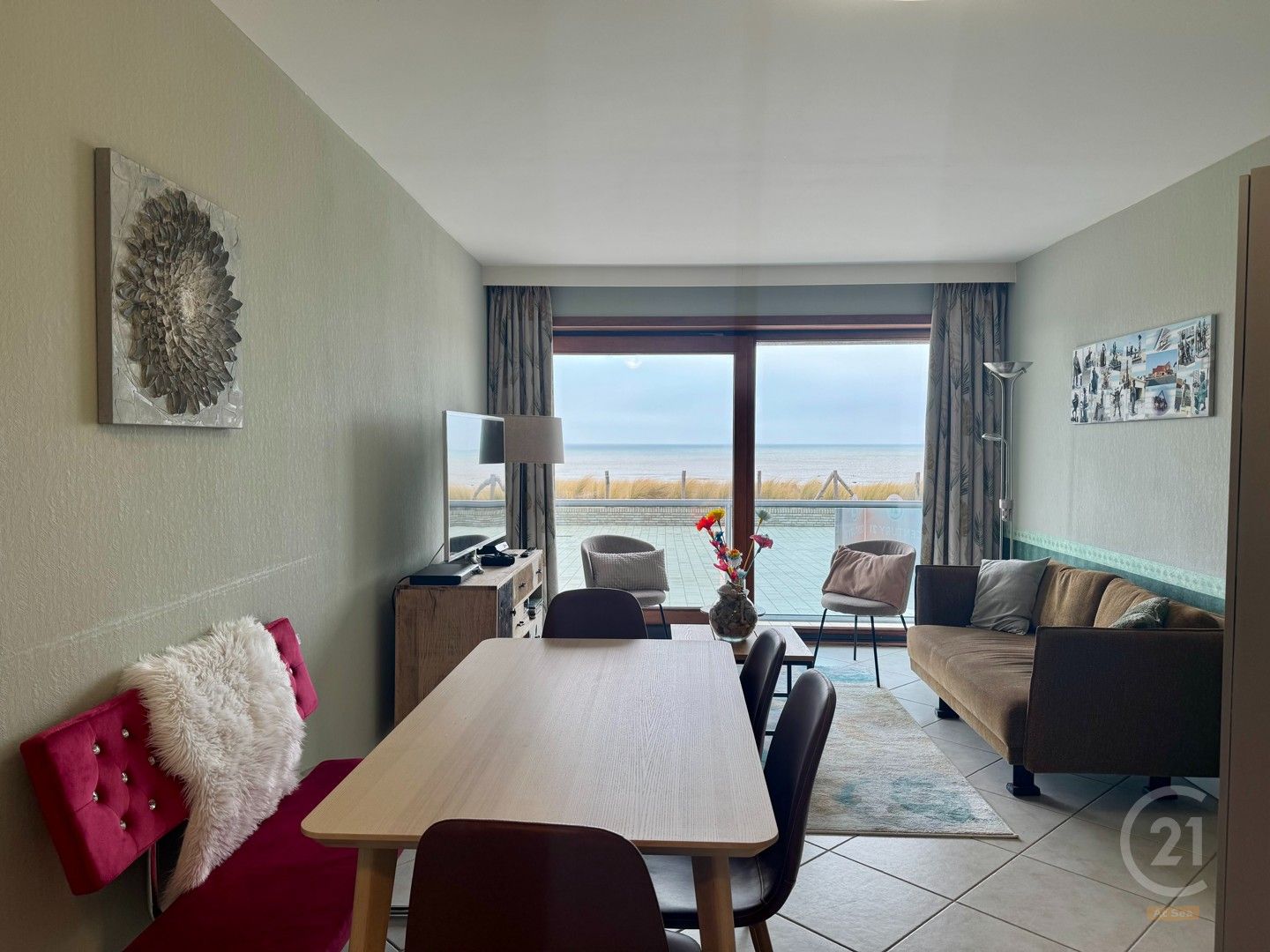 Ruim appartement op de zeedijk van Westende met 2 slaapkamers foto 2