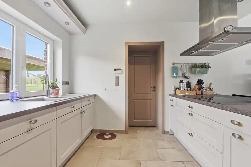 KNAP GERENOVEERDE GEZINSWONING MET 3 SLKS, TUIN EN CARPORT IN JEUK foto 13