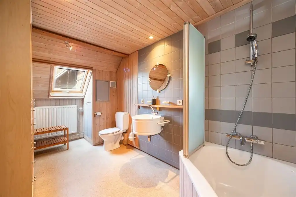 Ruime woning met dakterras en atelier foto 21
