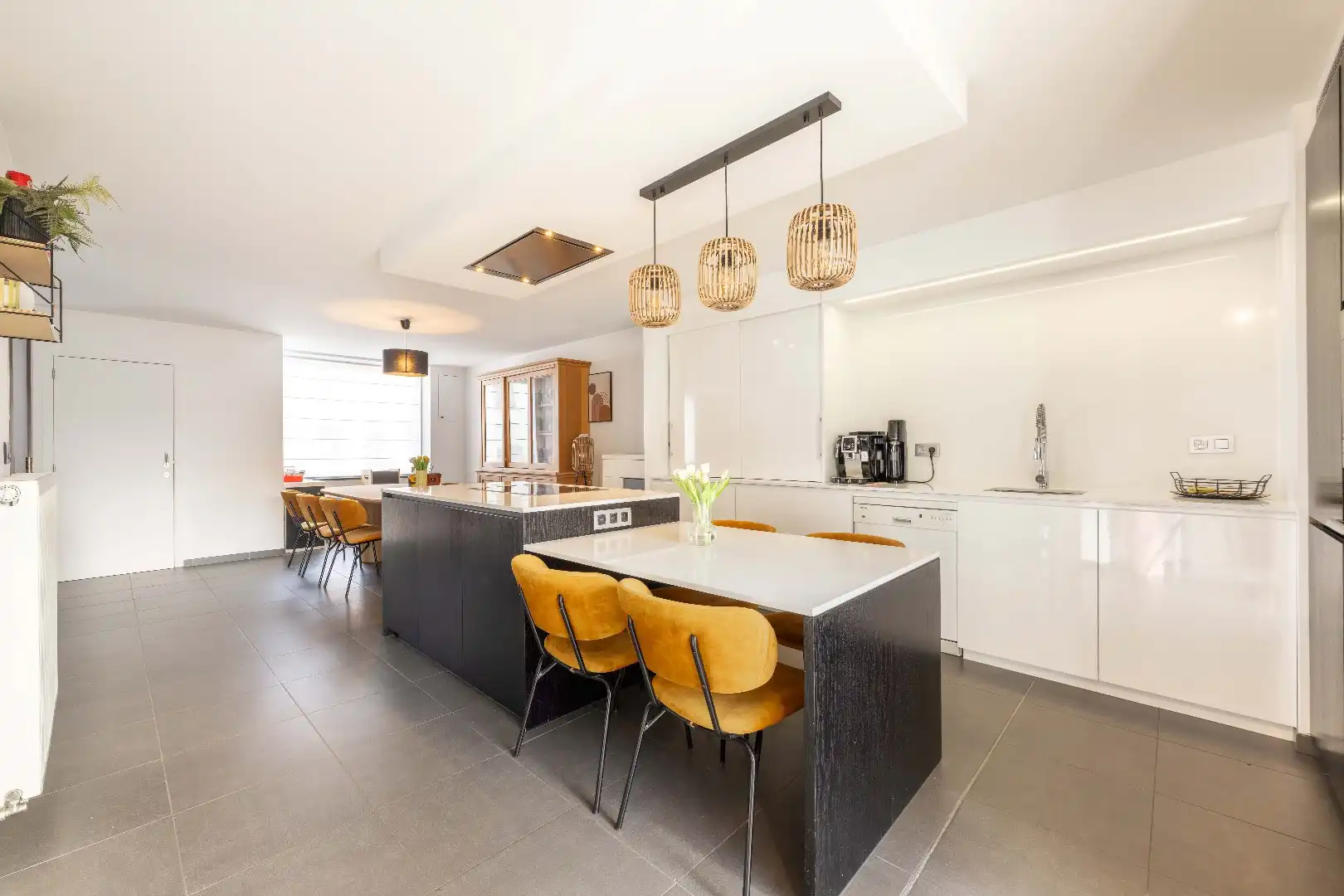 Hoofdfoto van de publicatie: RUIME GEZINSWONING | 4 SLPKS | 2 BADKS | DUBBELE GARAGE & TOEGANG ACHTEROM 